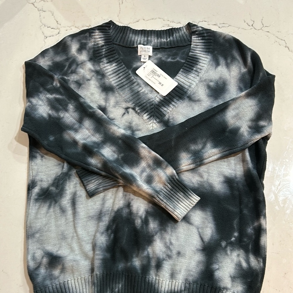 Black and white sweater size S new never worn